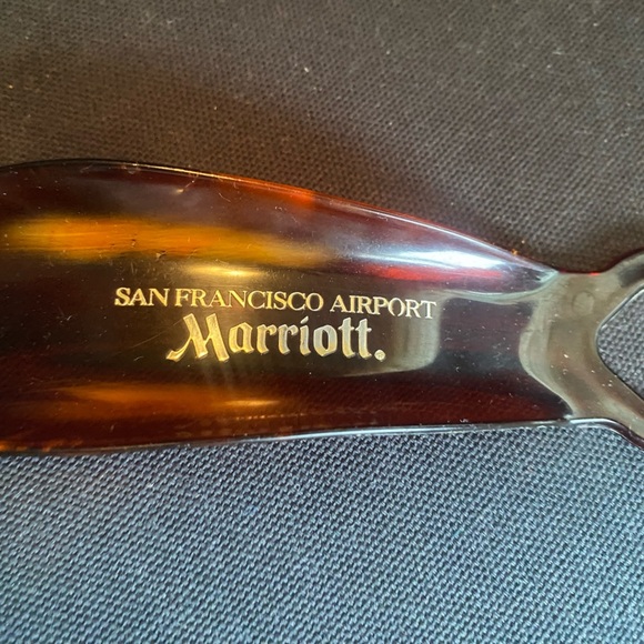 Marriott San Francisco Airport Plastic Shoehorn 80s Souvenir - Picture 2 of 3